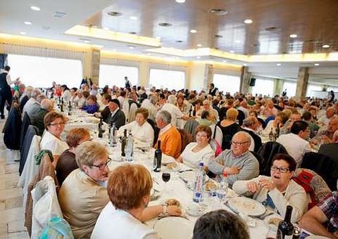 Los mayores del municipio acudieron fieles a la cita festiva.