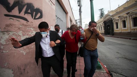 Diputados y trabajadores salen del Congreso de Guatemala tras la irrupci�n en la C�mara de militares retirados