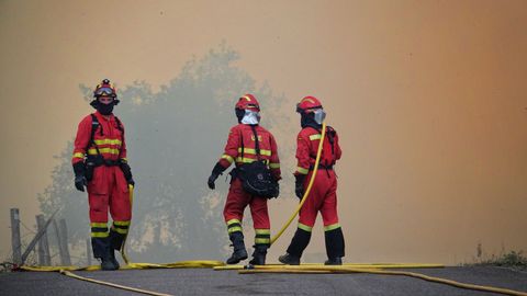 Varios servicios de emergencia tratan de apagar el fuego en Anllarinos del Sil, Le�n, Castilla y Le�n (Espa�a)