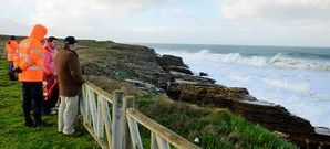 Familiares del desaparecido en la costa ribadense siguieron durante el d�a de ayer desde Rinlo parte del operativo de b�squeda.