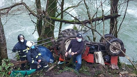 Resulta herido tras sufrir un vuelco con el tractor con el que circulaba en Amieva
