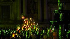 Procesin de la Ramallosa, con un gran farol tradicional en la plaza Mayor de Celanova.