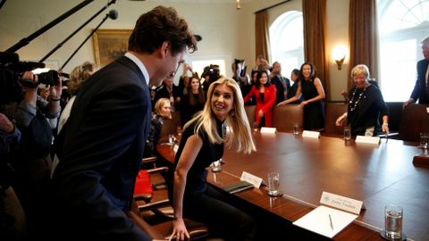 Trudeau se sent� junto a Ivanka Trump en la mesa redonda con mujeres empresarias