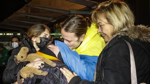 Varias personas se abrazan a su llegada a Valencia tras haber finalizado un viaje en autobs fletado por la oeneg Juntos por la Paz para escapar de Ucrania