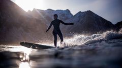 Surfear bajo la nieve m�s all� del c�rculo polar �rtico