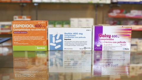 Imagen de archivo de tres cajas de ibuprofenos de marca Espididol, Ibuf�n y Dalsy