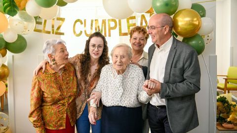 Celsa Carballude posa junto a su familia en la fiesta de cumplea�os por su siglo de vida. 