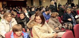 P�blico de todas las edades acudi� ayer al festival ben�fico en la Sala Bah�a. 