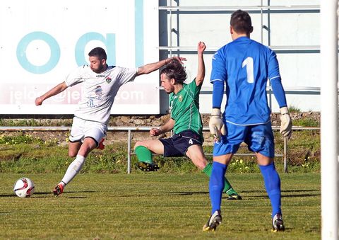 Rivera, de blanco en el partido ante el rdenes, fue el jugador que llev ms peligro sobre el verde. 