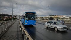 Un bus del transporte metropolitano cruzando el puente de A Pasaxe.