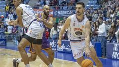 Leo Westermann, con el bal�n, en su etapa en el Obradoiro.
