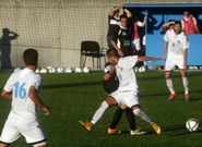 Herbert, en el centro, obstaculiza a un rival el domingo pasado en Vista Alegre ante el Barbad�s. 