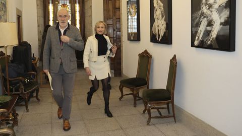 El portavoz municipal del PSOE, Sindo Guinarte, y la concejala Marta Abal en un pasillo del pazo de Raxoi.