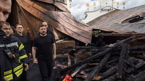 El presidente ucraniano Volod�mir Zelenski durante su visita este lunes a la a la catedral de la Dormici�n del monasterio de las Cuevas de Kiev