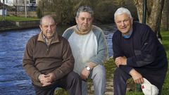 Jos� L�pez (izquierda), ayer en Anll�ns, junto a otros compa�eros, Jos� Eiroa y Ramiro Calvo