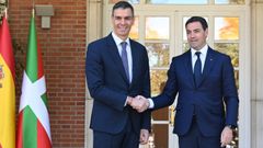 El presidente del Gobierno, Pedro S�nchez), y el lendakari, Imanol Pradales, en una reuni�n en la Moncloa.