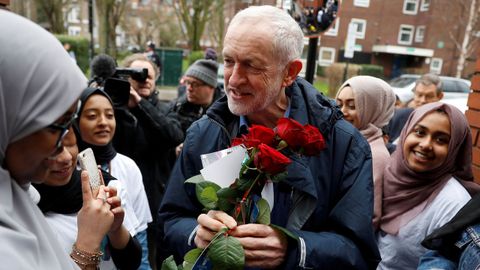 Corbyn recibe un rano de flores durante la visita a la mezquita de Finsfury Park poco antes de sufrir un ataque con un huevo