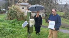 Teresa y Juan Carlos, que porta un cuaderno de su padre, junto al aparato medidor de Casas do Porto