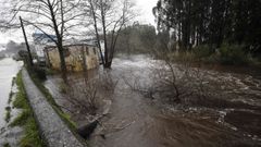 El cauce del r�o Landro en Viveiro crece por las fuertes lluvias y en el momento de la pleamar