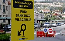 El Concello ha cerrado la rotonda de Echegaray para impedir el acceso al puente de A Barca.
