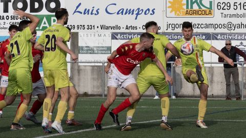 Fita, del Sof�n, intenta rematar un c�rner.