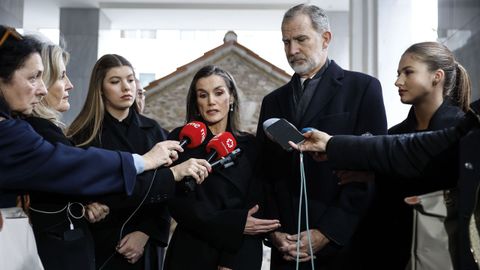 Los reyes y sus hijas, ante los medios de comunicaci�n en Atenas, consternados por la tragedia de Adamuz