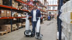 Xo�n Manuel Ramos, propietario de APC Servigalicia, en la sede central de su empresa, mostrando la I-mop