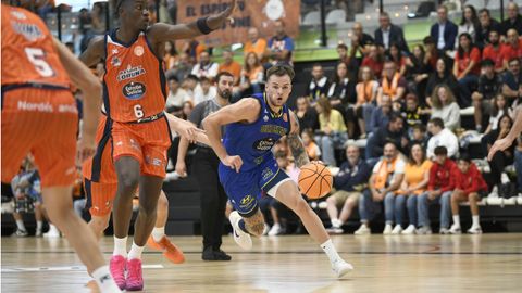 Carlos J�rgens en un duelo anterior ante Coru�a