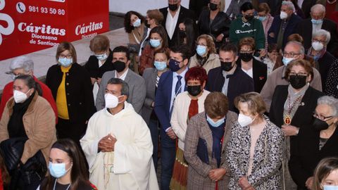 La Irmandade do Cristo da Misericordia sac en procesin las imgenes del Ecce Homo y las vrgenes de la Amargura y la Soledad tras la celebracin de la misa.