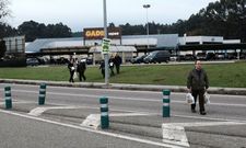 Decenas de vecinos tienen que sortear varios cruces y entradas a la autov�a sin un solo paso. 