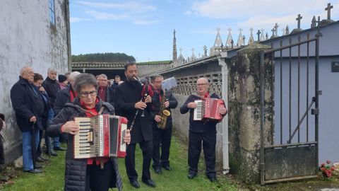 El grupo de m�sica de la UNED S�nior, actuando en el D�a da Recuperaci�n da Memoria celebrado en Mom�n en el 2024