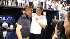 Juanfran Funes y Antonio Hidalgo se saludan afectuosamente antes del comienzo del partido en La Rosaleda.