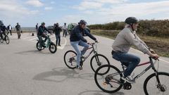 Rueda, en el centro, recorri� en bicicleta este viernes parte del trazado de la primera etapa del Cami�o do Litoral, que discurre entre Ribadeo y Barreiros