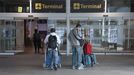 Viajeros, ayer en la entrada de la terminal coru�esa