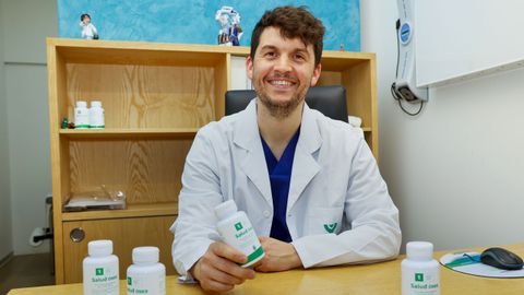 Carlos Santamar�a, Bi�logo del Instituto M�dico Arriaza.