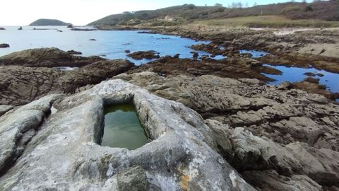 A Laxe do Crego: La tapa est� en el centro de interpretaci�n de Curro y la base en una roca en una playa