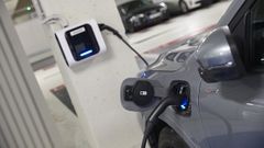 Coche el�ctrico cargando en un garaje