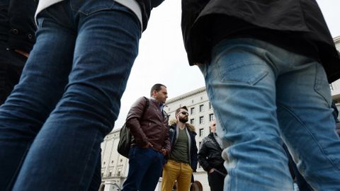 Representantes de los estibadores ante la sede del ministgerio de Fomento