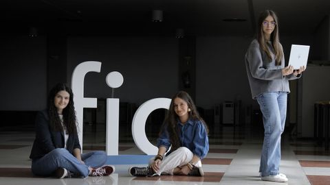 De izquiera a derecha, Paula Miragaya, Ana Cives e Ins Gonzlez, estudiantes de Ciencia e Ingeniera de Datos de la UDC
