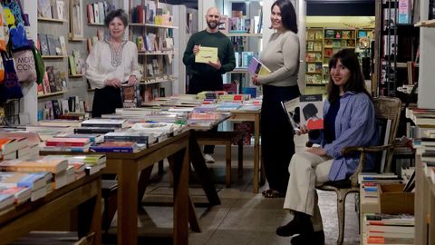 conto.Parte do equipo de libreiros que traballan con Esther en Moito Conto, na r�a San Andr�s da Coruna