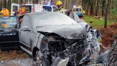 Un coche se sali&oacute; de la v&iacute;a e impact&oacute; contra un &aacute;rbol en la zona de Chac&iacute;n, en Palmeira