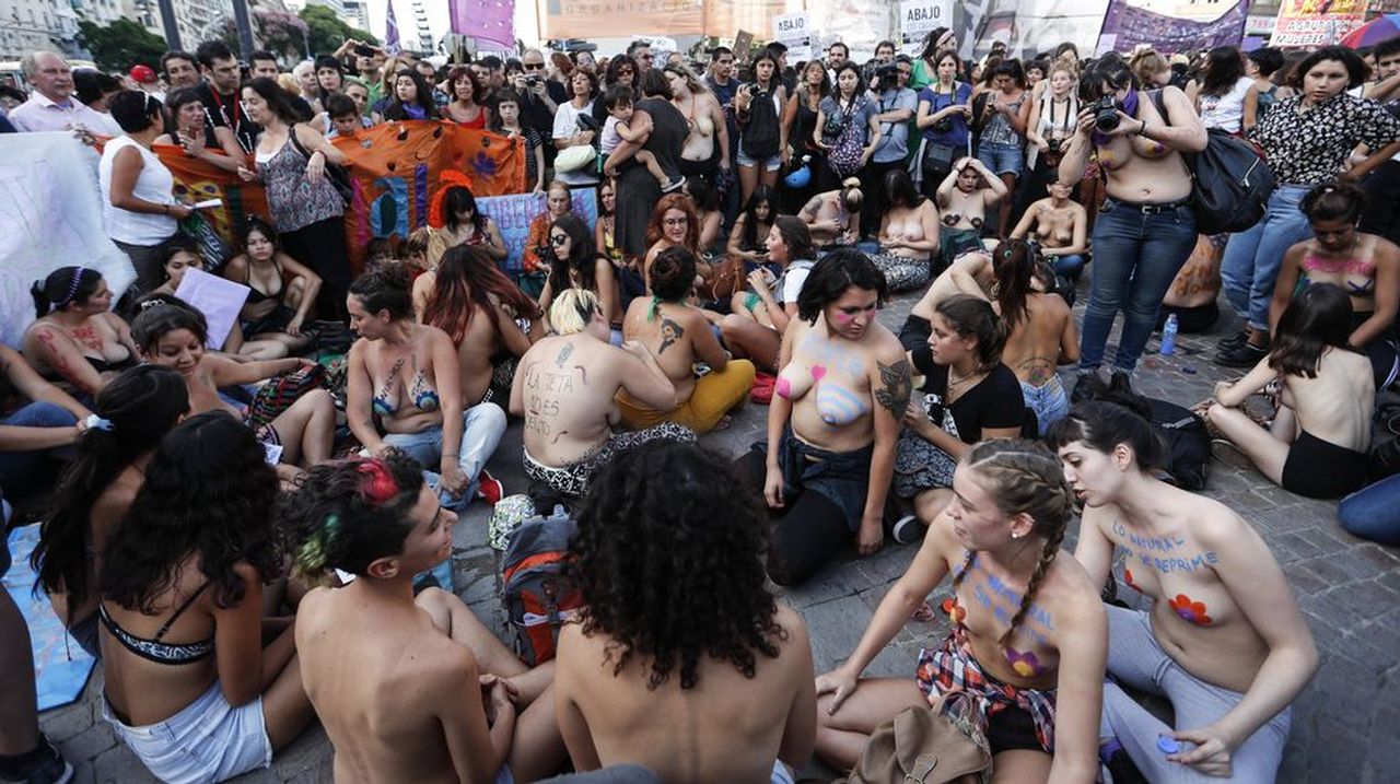 Mujeres argentinas se desnudan rn protesta
