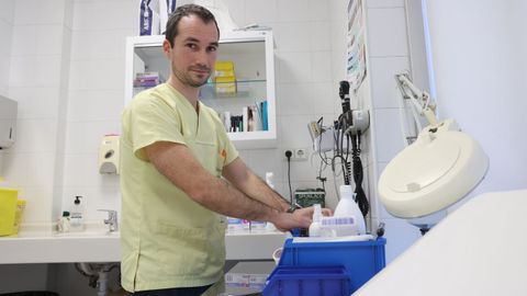 El enfermero Diego Gabriel Mosteiro Miguns, en el centro de salud Concepcin Arenal de Santiago
