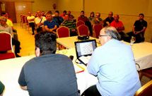 Carlos Lema, presidente del Corcubi�n, moder� la reuni�n informativa celebrada en Ba��as. 
