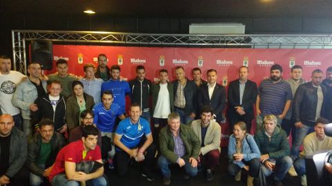 Vila, Susaeta, Nando, Diegui y Fern�ndez en el acto de Mahou junto a varios hosteleros de Oviedo