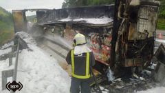 Incendio de un remolque en la A-8, a la altura de Ribadesella