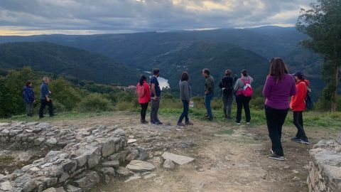 Un grupo de participantes en una de las actividades del programa de promoci�n tur�stica de oto�o que organiza el consorcio de la Ribeira Sacra visitan el castro de Arxeriz, en el municipio de O Savi�ao 