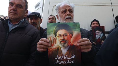 Un manifestante sostiene una foto de Mojtaba Jamen�i 