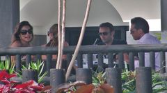 Paloma Cuevas, Genoveva Casanova (de espaldas), Enrique Ponce y Luis Miguel, en una imagen de archivo, tomada en Tenerife en el a�o 2009