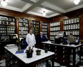Dos de los siete empleados de la farmacia abierta en el siglo XVIII.